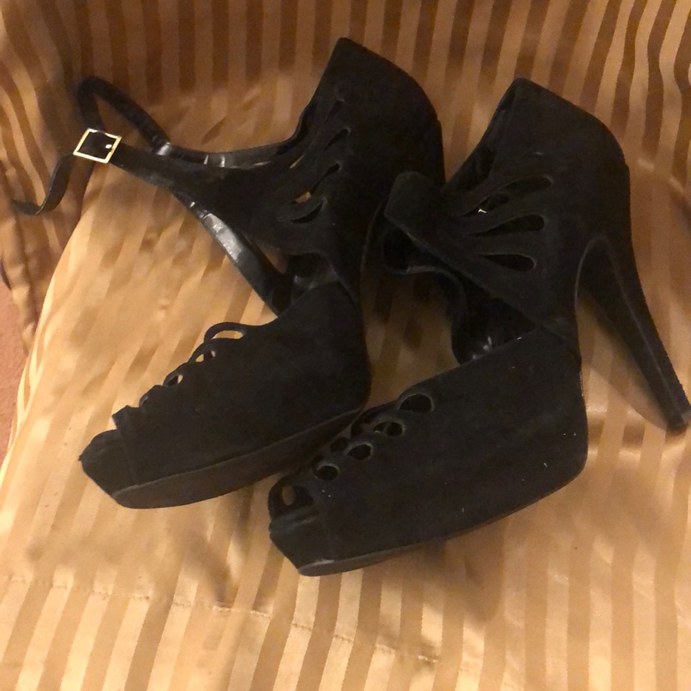 Black heels - Picture 2 of 3